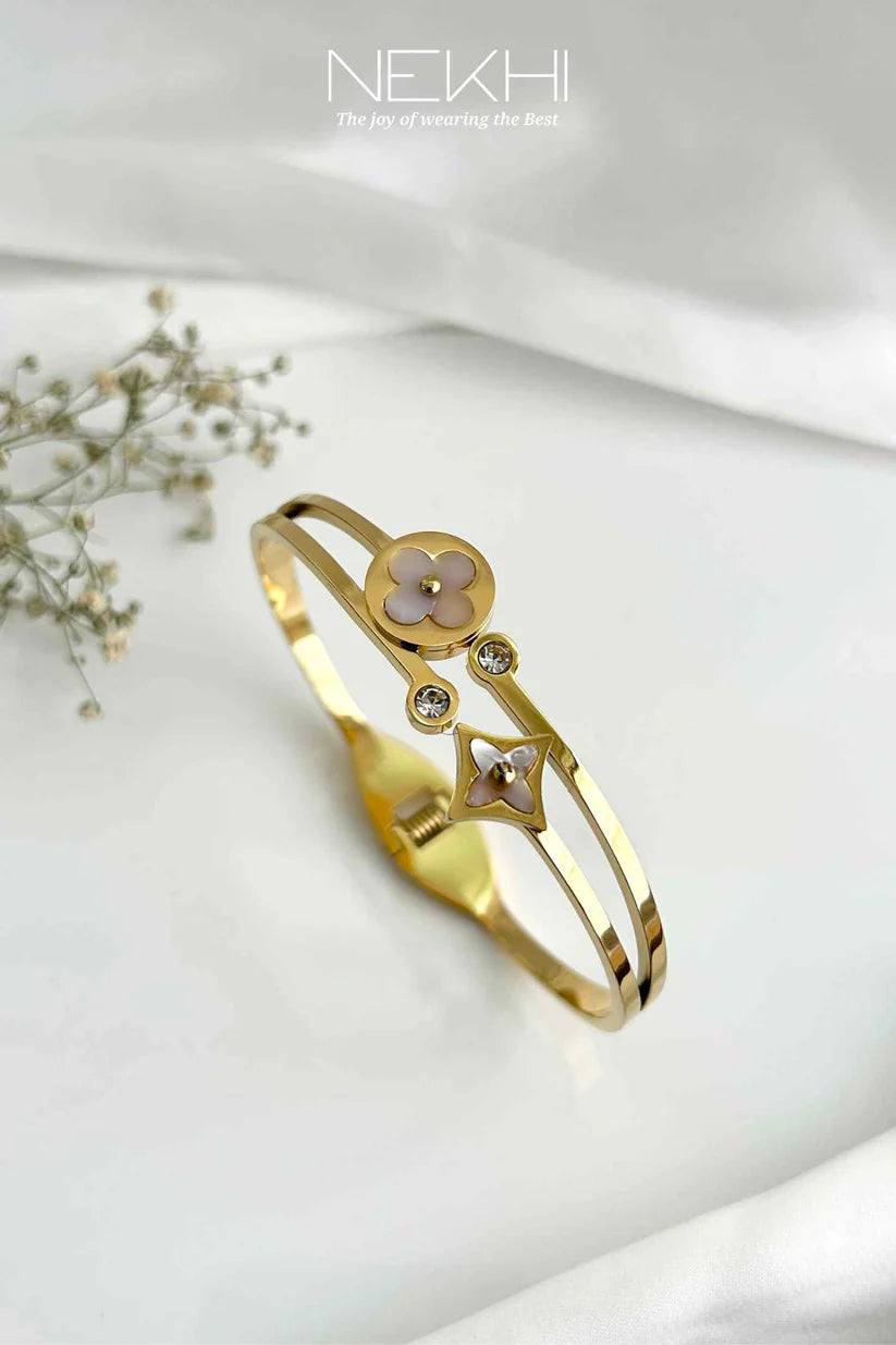Luxury 18K Gold Plated Anti-Tarnish White Floral Shell Bangle – Elegant Dual Design for Women RGB479
