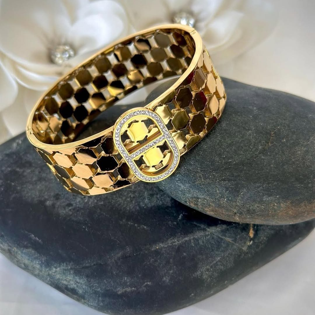 Luxury 18K Gold Plated Zircon Studded Designer Anti Tarnish Bangle – Elegant & Glossy Statement Bracelet RGB405