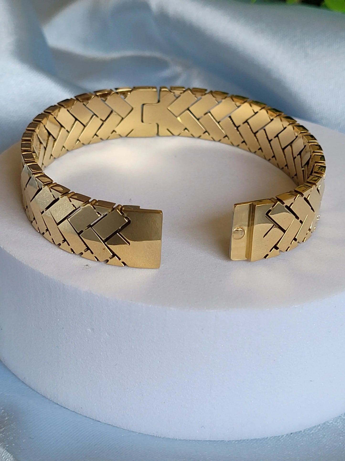 Luxury 18K Gold Plated Anti-Tarnish Geometric Pattern Bangle β Elegant & Timeless Bracelet RGB406