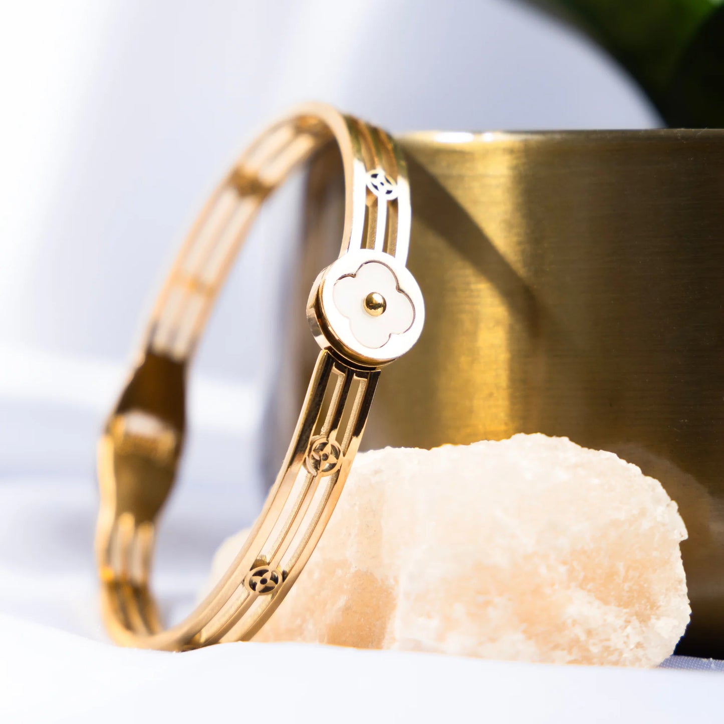 18K Gold Plated Anti-Tarnish Snow Flora Bracelet – Elegant Designer Floral Cut Bangle for Women RGB513