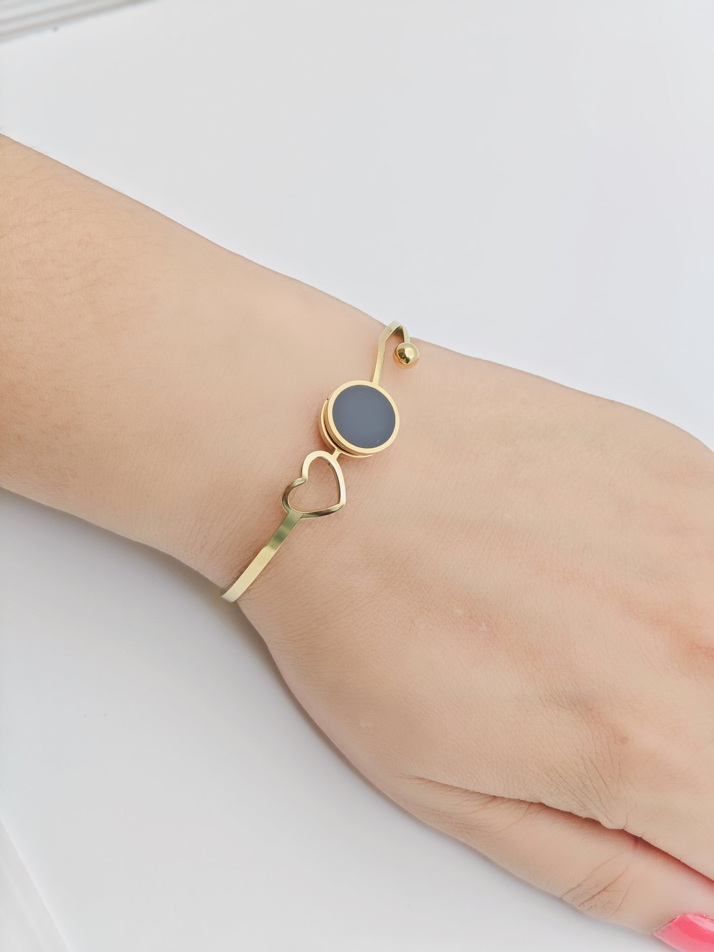 Elegant 18K Gold Plated Anti-Tarnish Bangle with Heart and Black Onyx Accent RGB274