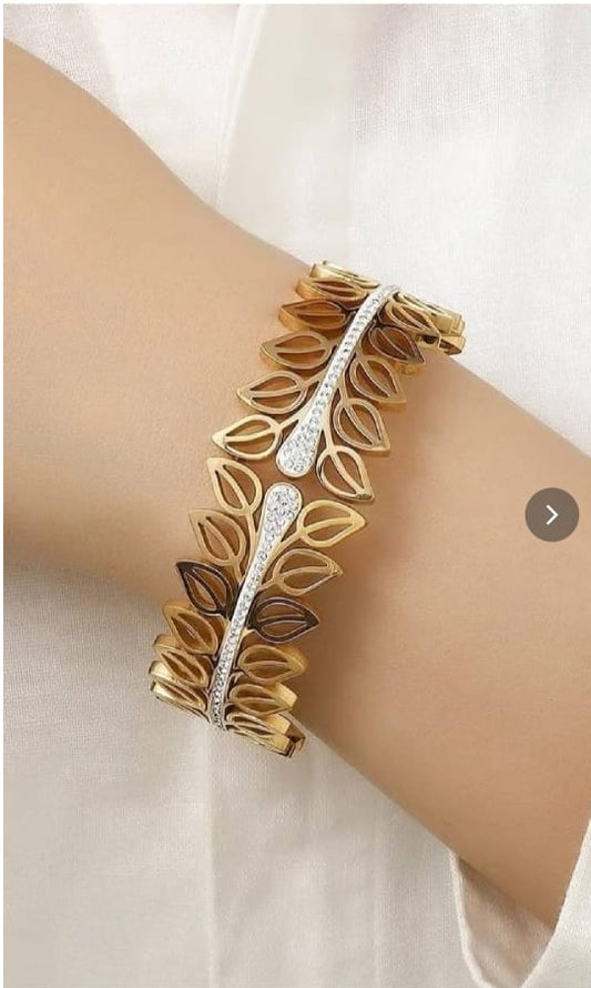 Luxury 18 K Gold Plated Anti-Tarnish Gold-Plated Bangle with Elegant Floral Design and Crystal Accents RGB401