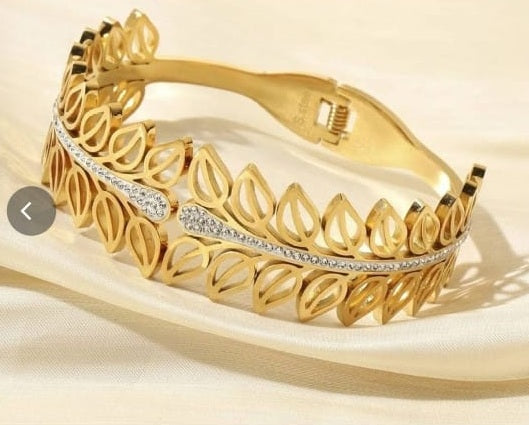 Luxury 18 K Gold Plated Anti-Tarnish Gold-Plated Bangle with Elegant Floral Design and Crystal Accents RGB401