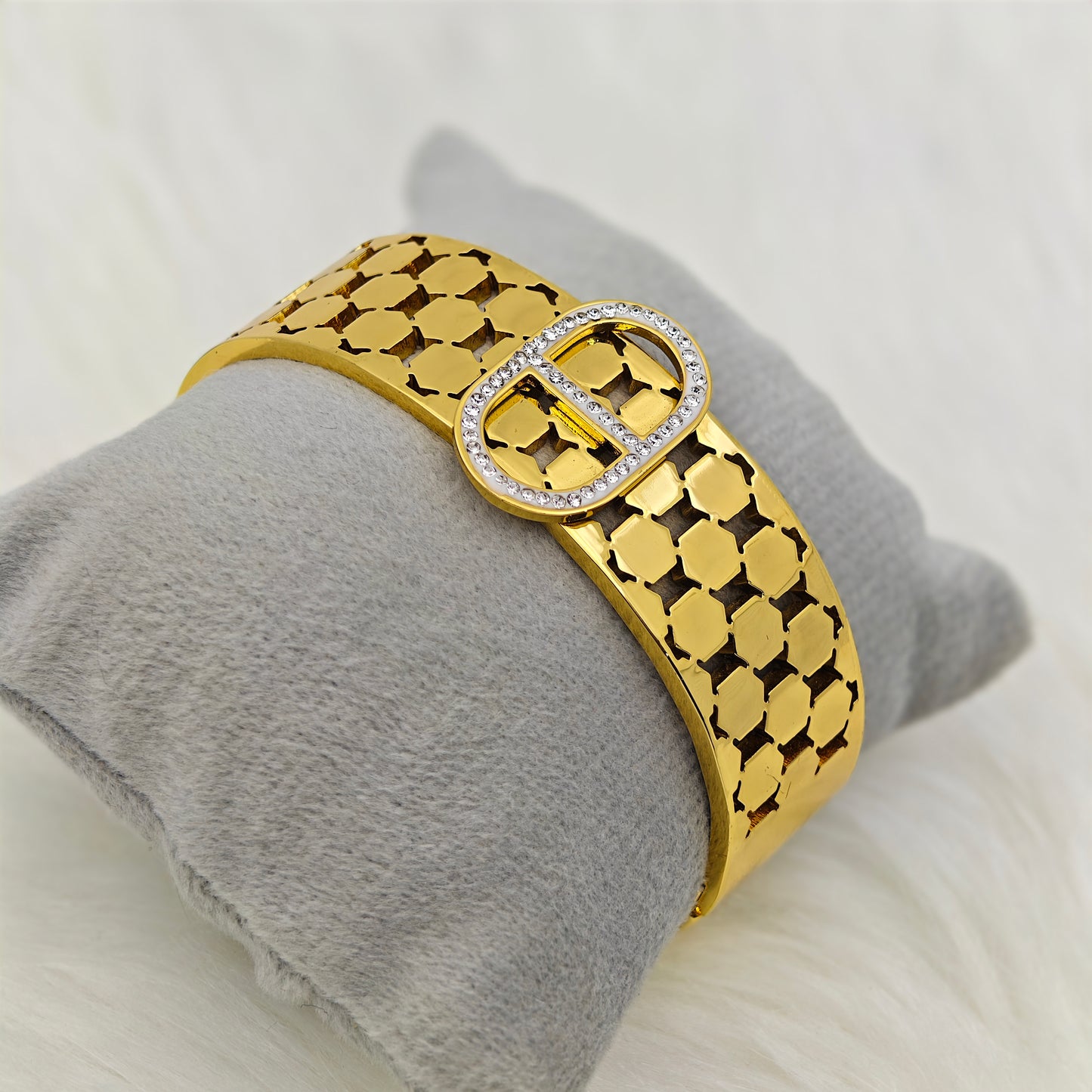 Luxury 18K Gold Plated Zircon Studded Designer Anti Tarnish Bangle – Elegant & Glossy Statement Bracelet RGB405