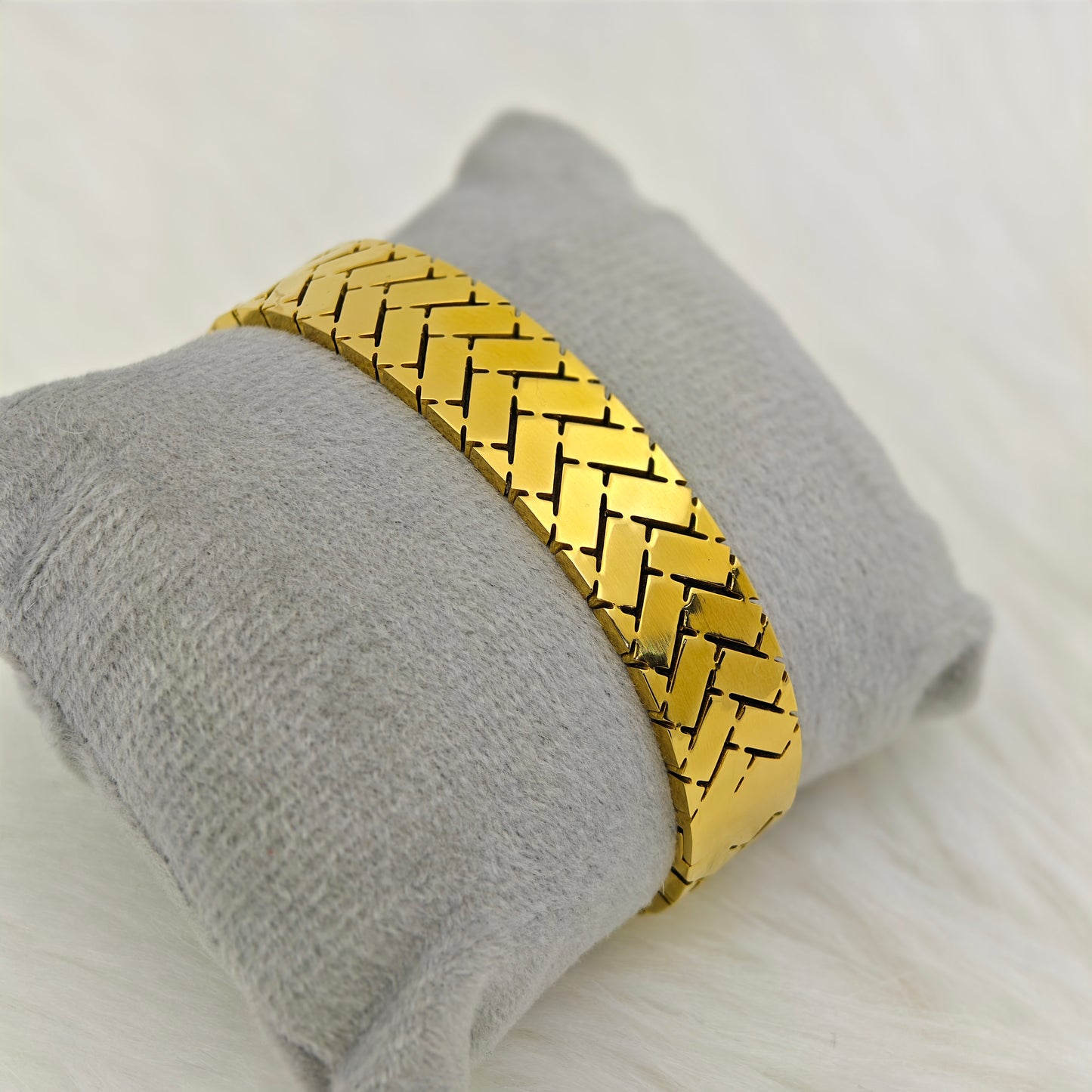 Luxury 18K Gold Plated Anti-Tarnish Geometric Pattern Bangle β Elegant & Timeless Bracelet RGB406