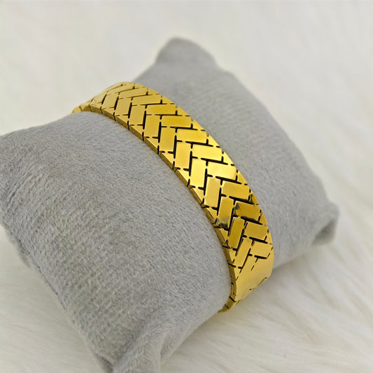 Luxury 18K Gold Plated Anti-Tarnish Geometric Pattern Bangle – Elegant & Timeless Bracelet RGB406