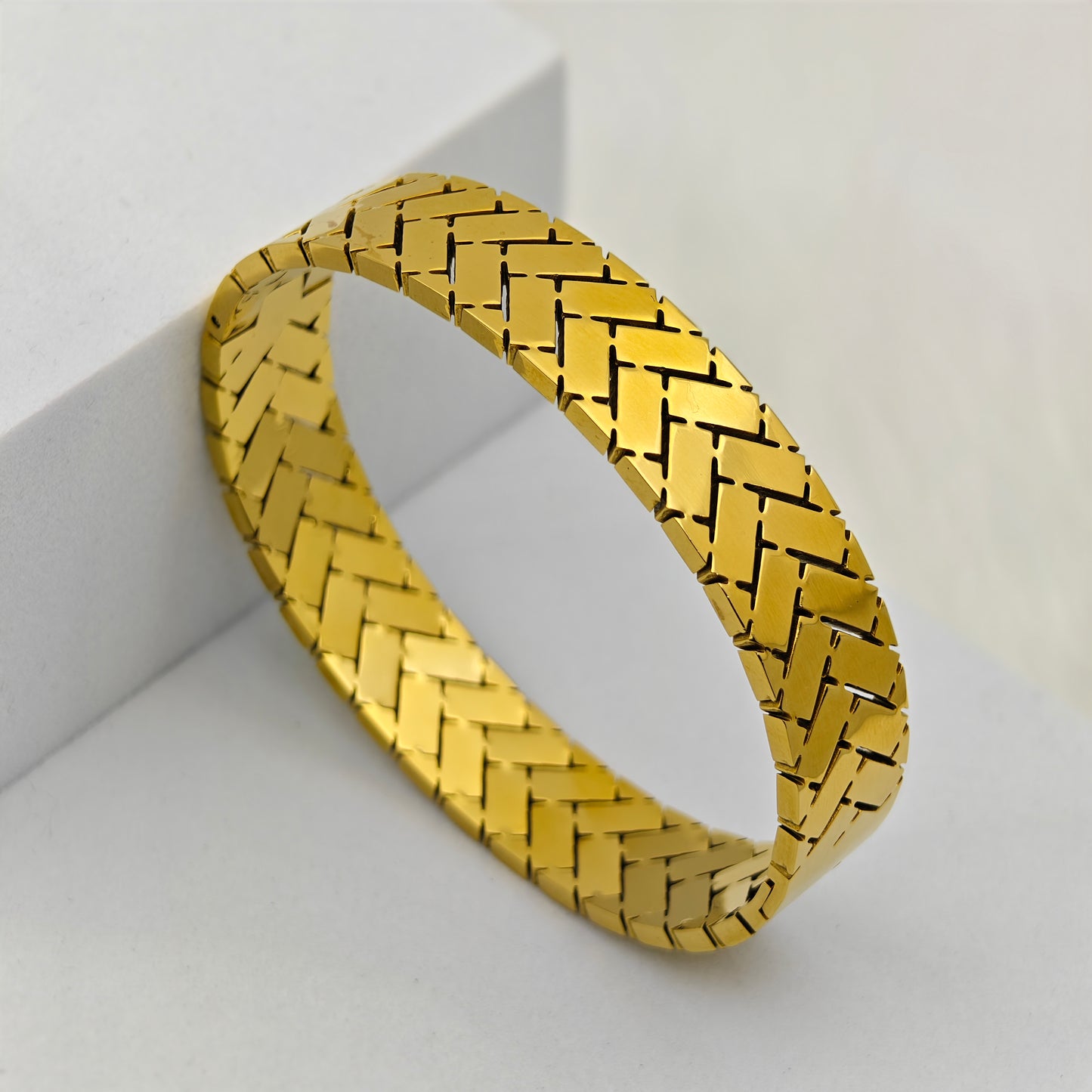Luxury 18K Gold Plated Anti-Tarnish Geometric Pattern Bangle β Elegant & Timeless Bracelet RGB406