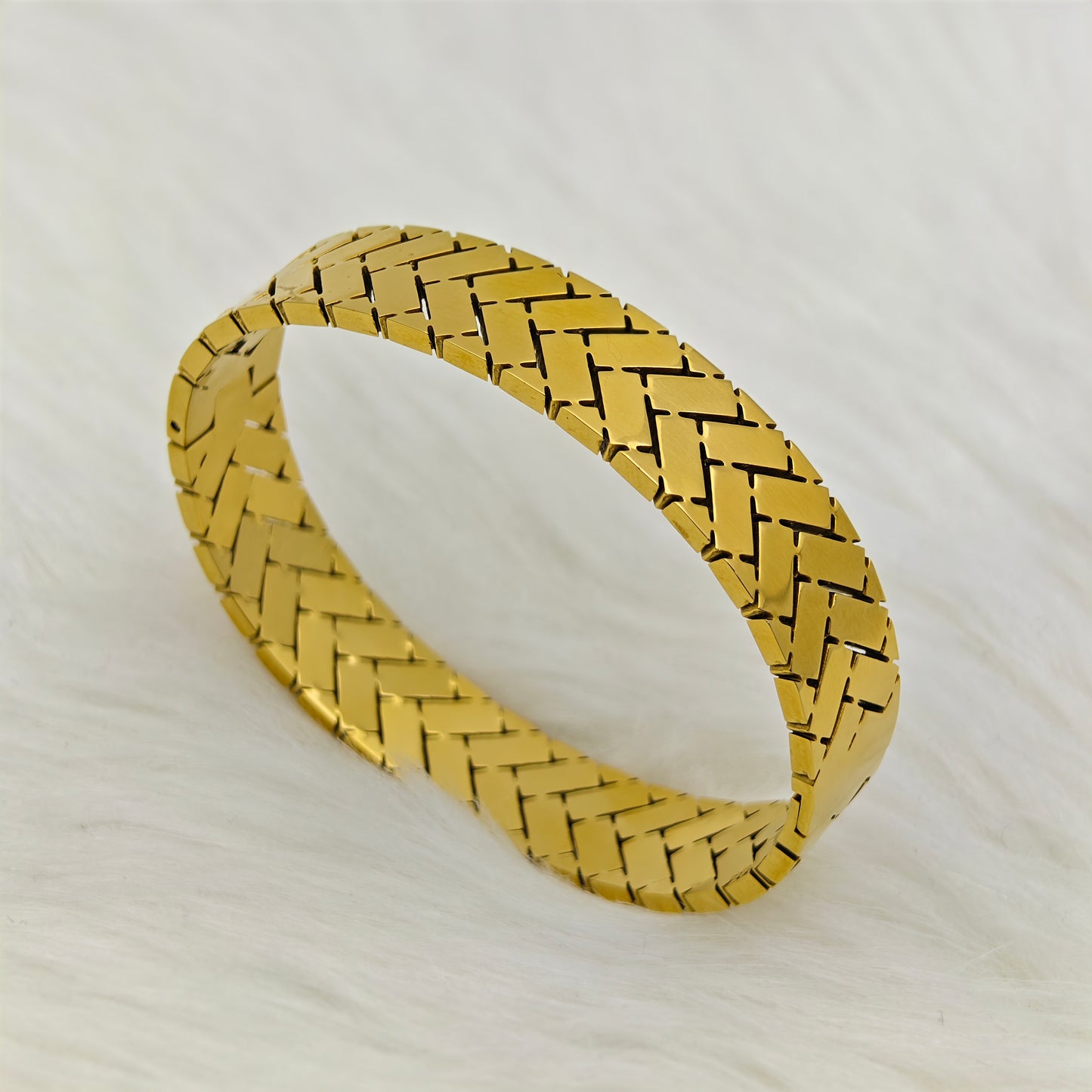 Luxury 18K Gold Plated Anti-Tarnish Geometric Pattern Bangle β Elegant & Timeless Bracelet RGB406