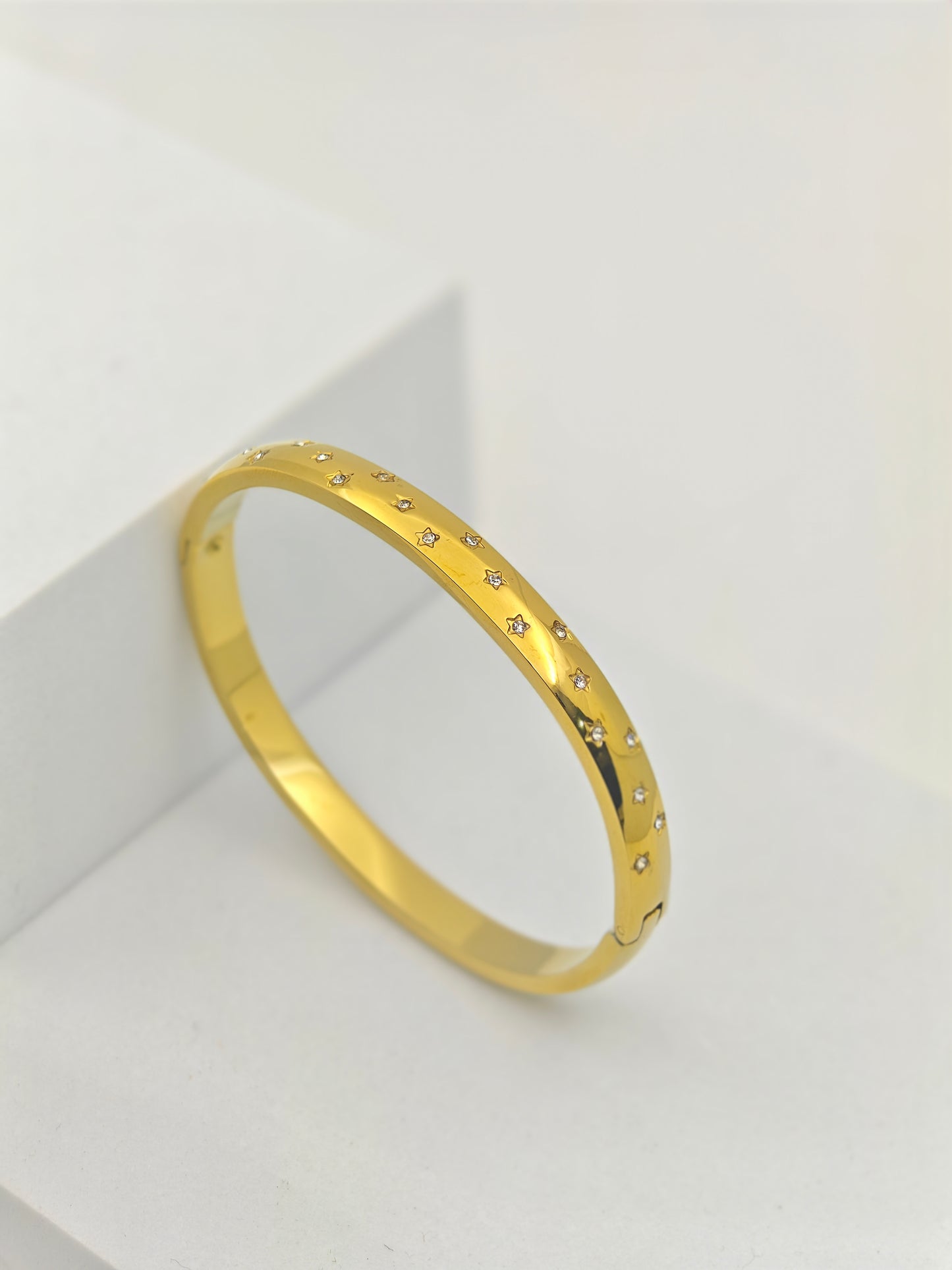 Minimalist 18K Gold Plated Star-Studded Bangle Bracelet – Elegant Crystal Accent Design RGB411