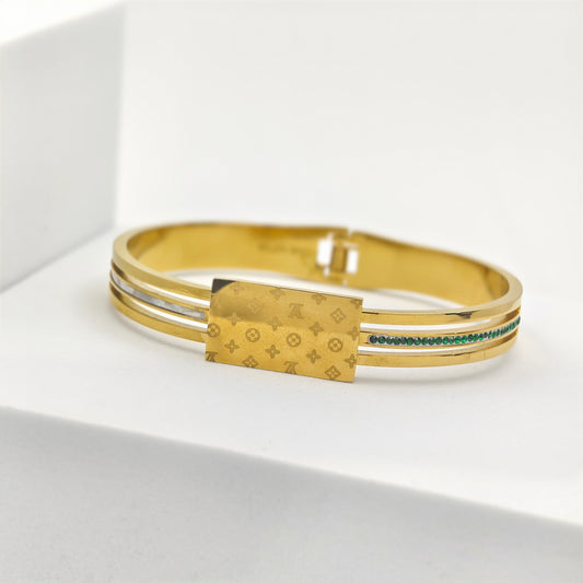 Luxury 18K Gold-Plated Engraved Bracelet – Anti-Tarnish Stainless Steel with Emerald Green Crystal Accents RGB416