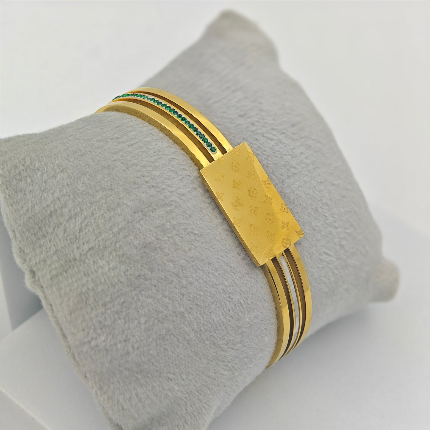 Luxury 18K Gold-Plated Engraved Bracelet – Anti-Tarnish Stainless Steel with Emerald Green Crystal Accents RGB416