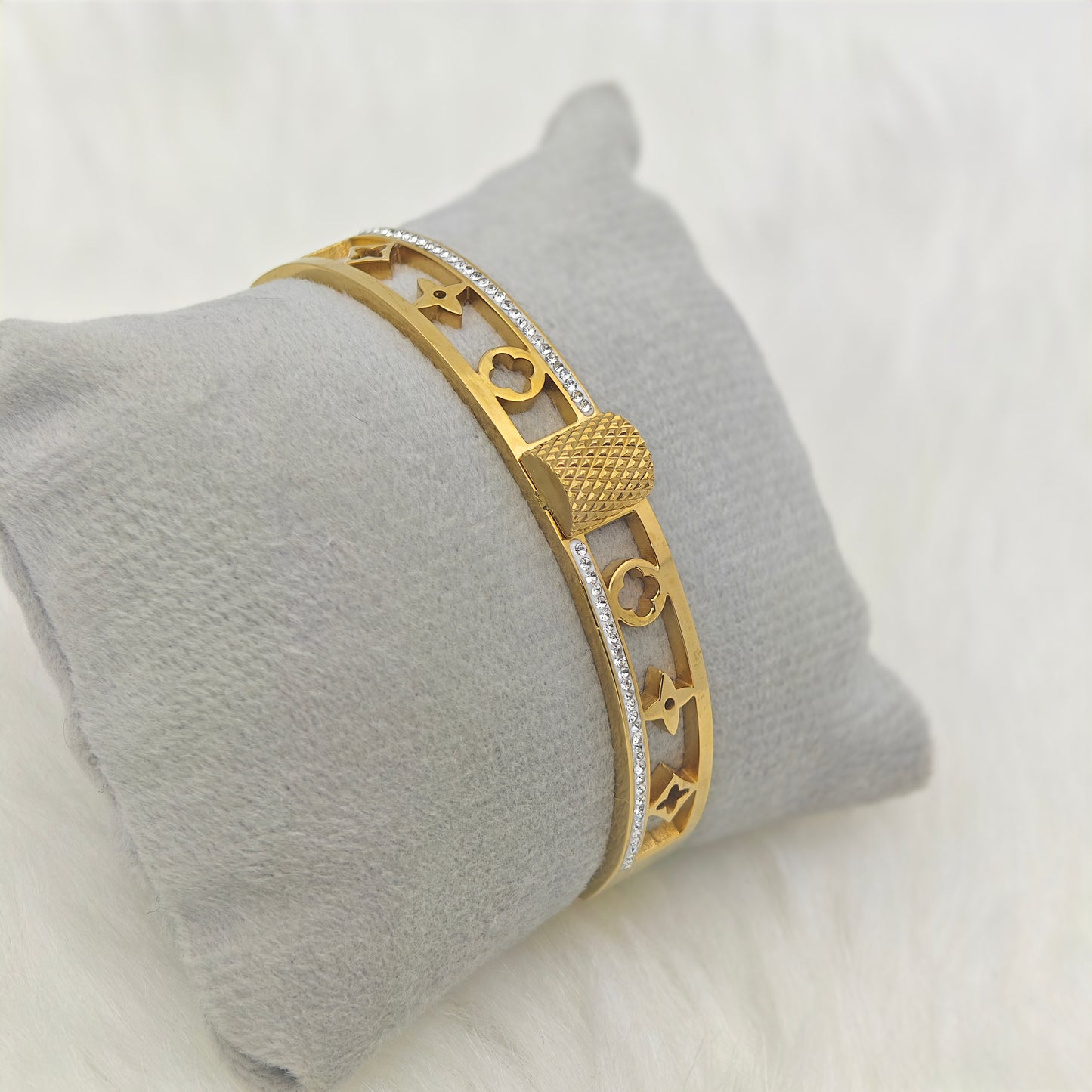Luxury 18K Gold-Plated Cutout Charm Bracelet – Anti-Tarnish Stainless Steel Bangle with Crystal Accents RGB418