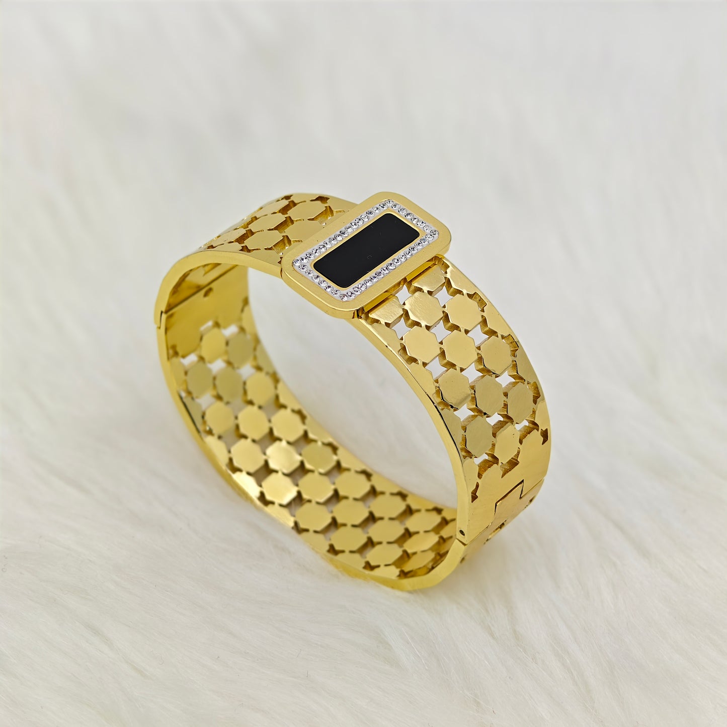 Luxury 18K Gold-Plated Black Gem Gala Cuff Bracelet – Anti-Tarnish Stainless Steel with Crystal Accents RGB421
