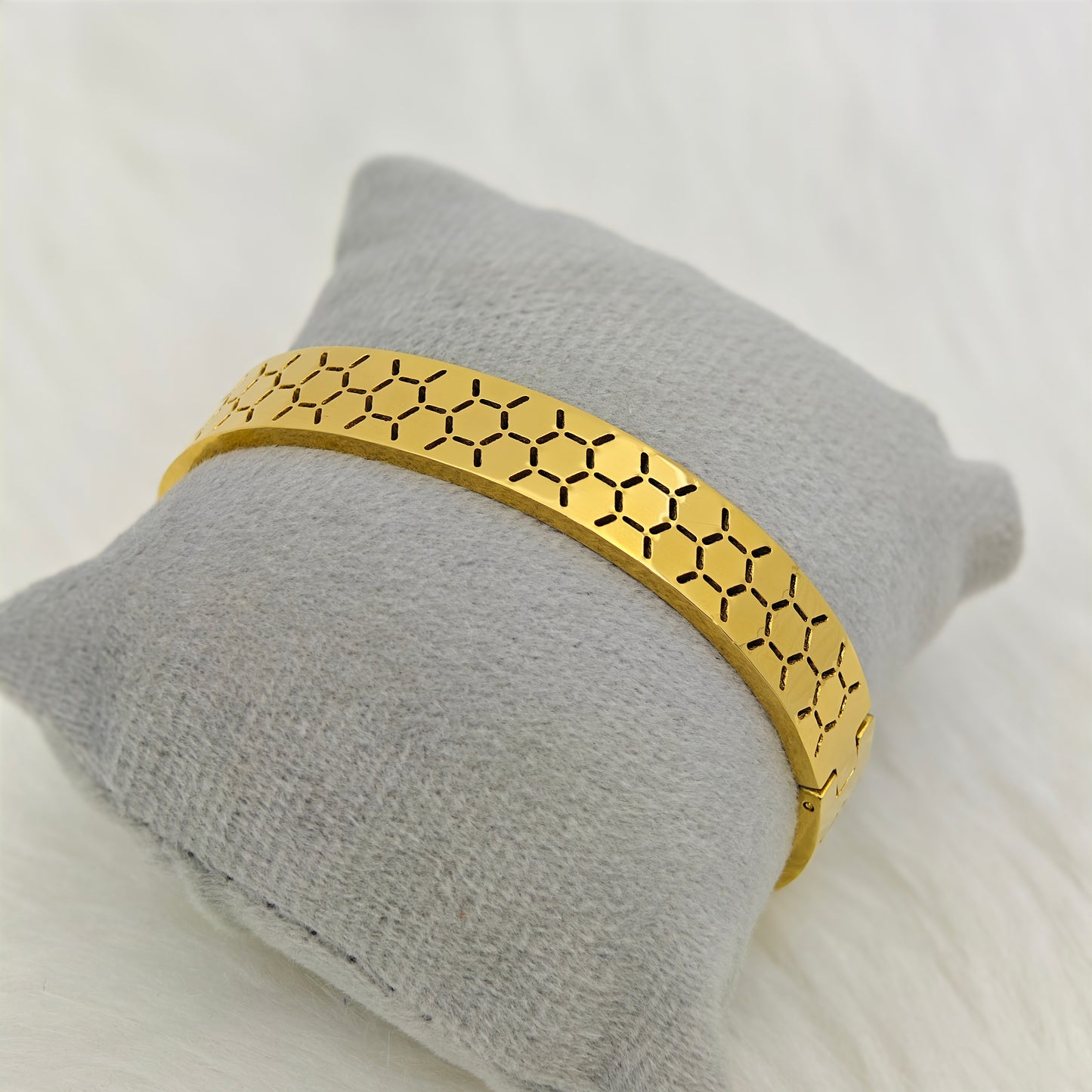 Luxury 18K Gold-Plated Geometric Cutout Bracelet – Anti-Tarnish Stainless Steel Bangle with Modern Engraved Design RGB424