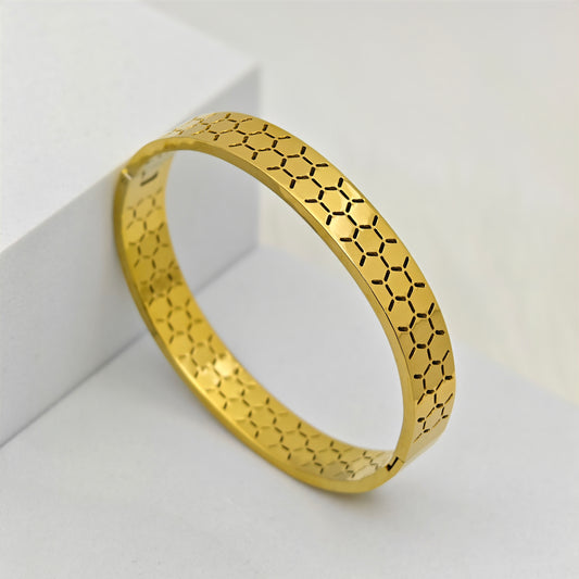 Luxury 18K Gold-Plated Geometric Cutout Bracelet – Anti-Tarnish Stainless Steel Bangle with Modern Engraved Design RGB424