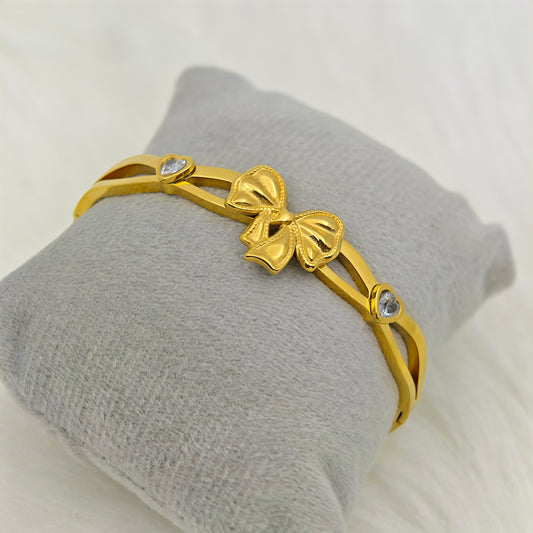 Elegant 18K Gold-Plated Bow Charm Bracelet – Anti-Tarnish Stainless Steel Bangle with Heart-Shaped Crystal Accents RGB425