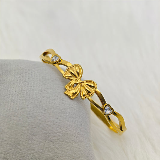 Elegant 18K Gold-Plated Bow Charm Bracelet – Anti-Tarnish Stainless Steel Bangle with Heart-Shaped Crystal Accents RGB425