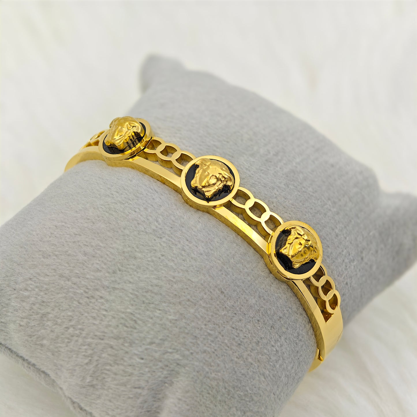 Luxury 18K Gold-Plated Lion Head Bracelet β Anti-Tarnish Stainless Steel Bangle with Bold Cutout Design RGB428