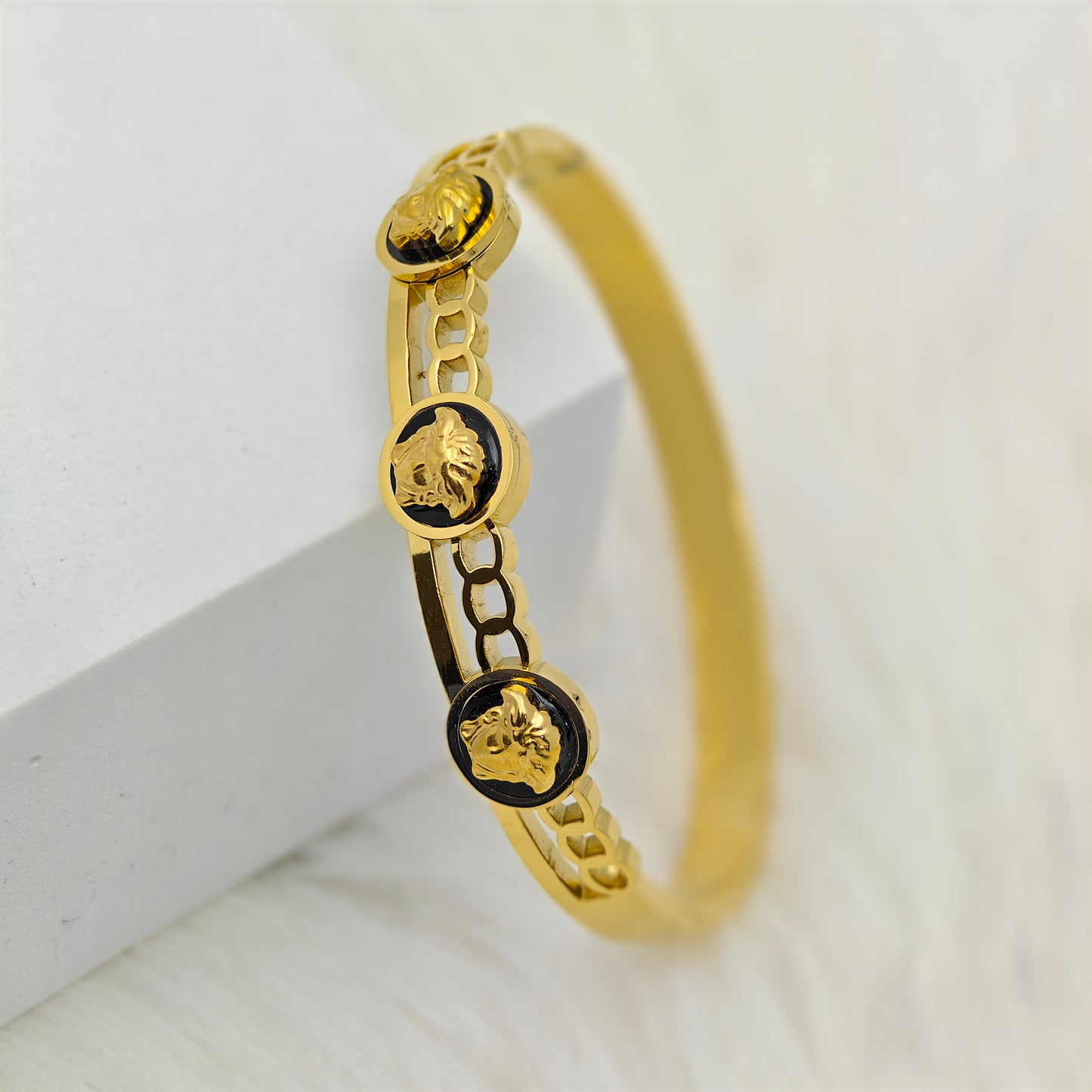 Luxury 18K Gold-Plated Lion Head Bracelet β Anti-Tarnish Stainless Steel Bangle with Bold Cutout Design RGB428