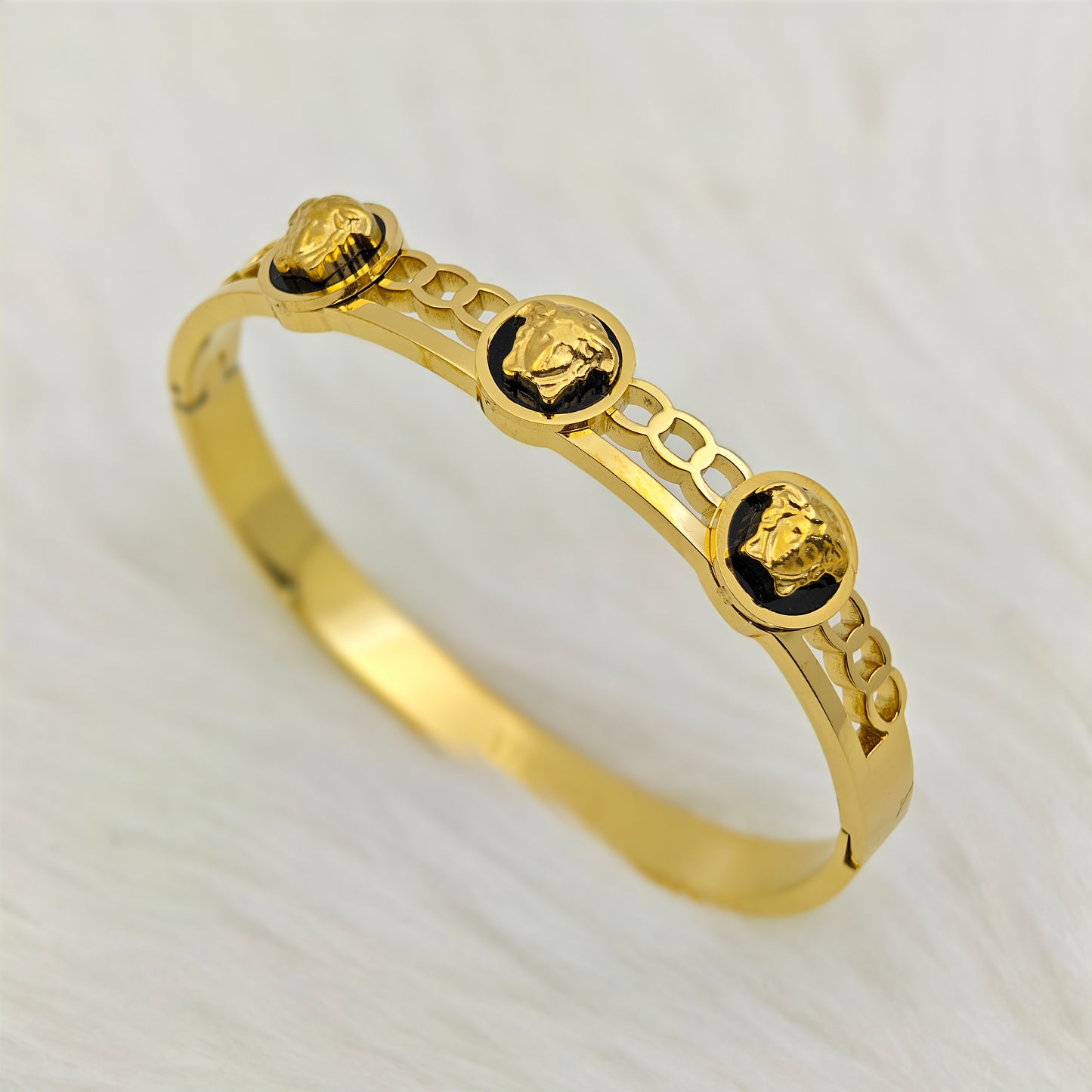 Luxury 18K Gold-Plated Lion Head Bracelet β Anti-Tarnish Stainless Steel Bangle with Bold Cutout Design RGB428