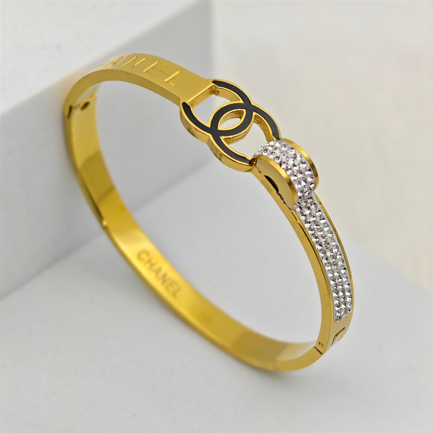 Luxury 22K Gold-Plated CC-Inspired Bracelet – Anti-Tarnish Stainless Steel Bangle with Crystal Accents RGB438