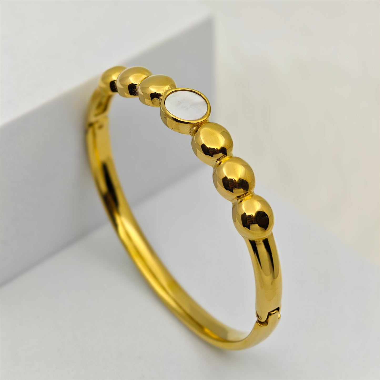 Luxury 22K Gold-Plated Beaded Bracelet β Anti-Tarnish Stainless Steel Bangle with Mother of Pearl Accent RGB442