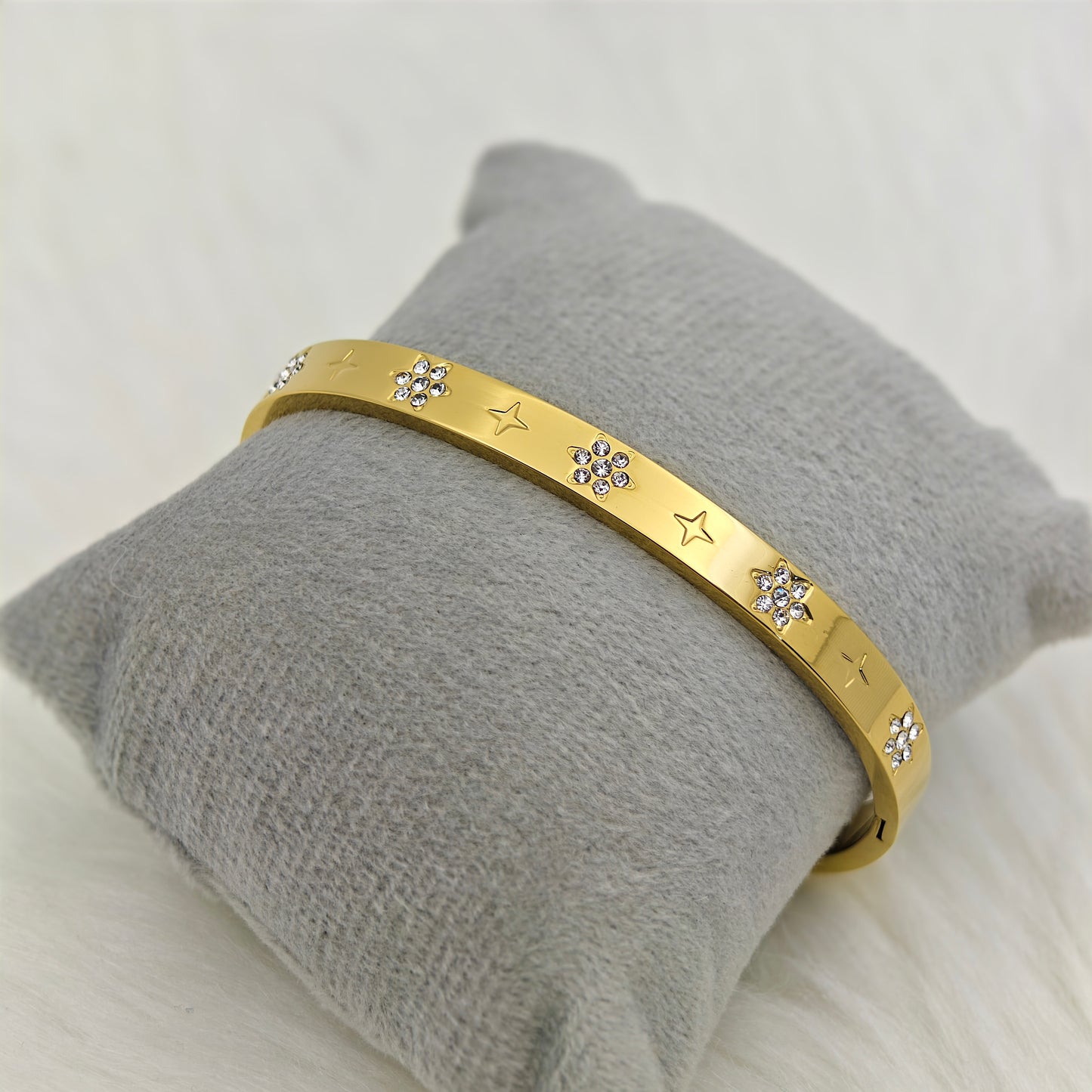 Elegant 18K Gold Plated Anti-Tarnish Bracelet with CZ Floral & Star Accents – Timeless Sparkle RGB464