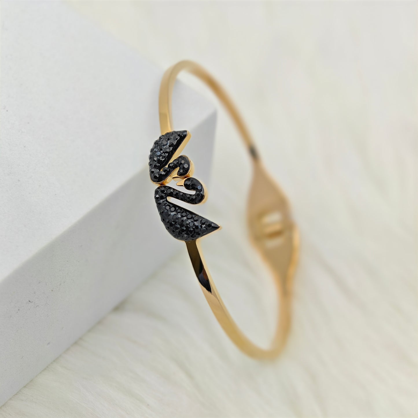 Elegant 18K Rose Gold Plated Anti-Tarnish Bracelet with Black Swan Design β Graceful Luxury RGb465