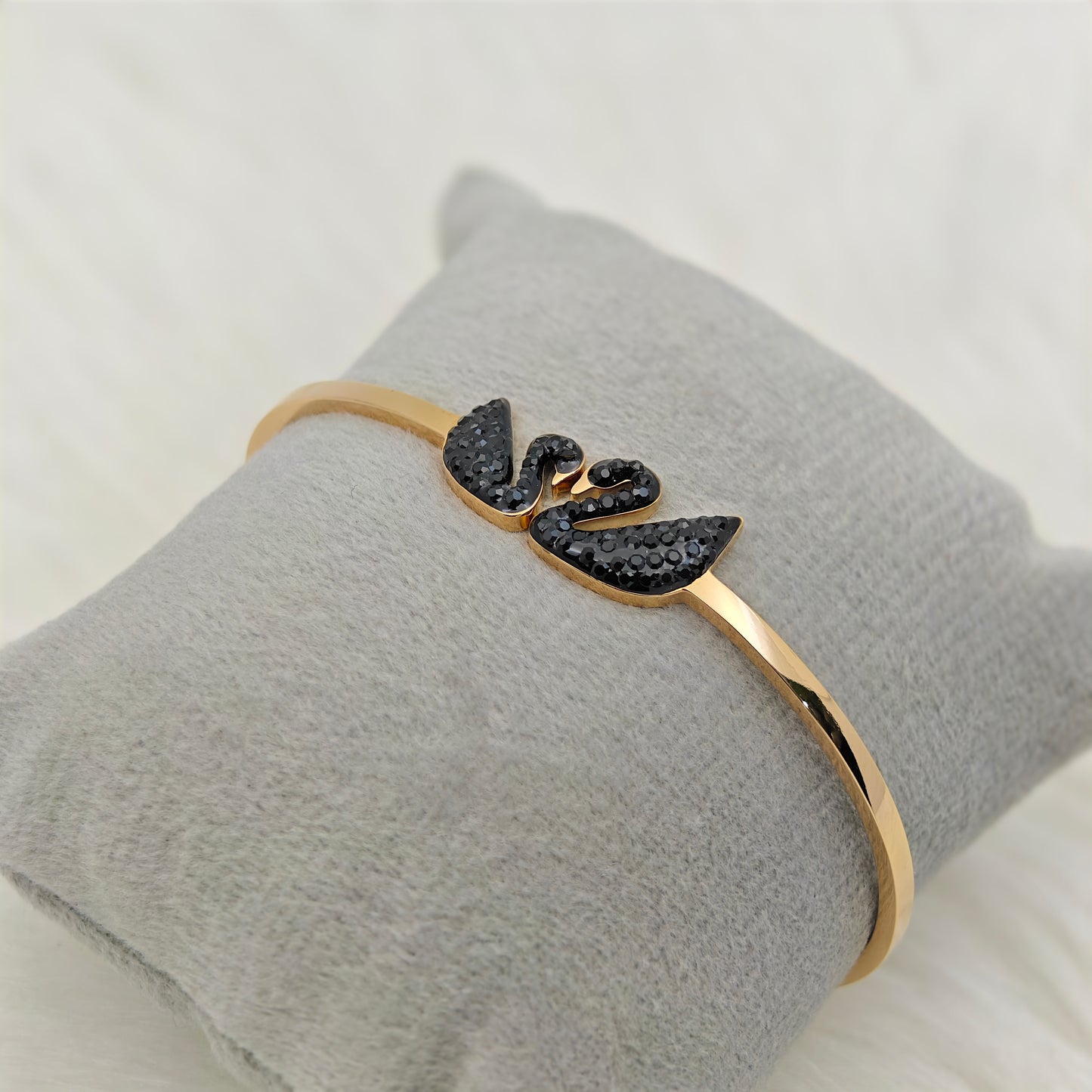 Elegant 18K Rose Gold Plated Anti-Tarnish Bracelet with Black Swan Design β Graceful Luxury RGb465