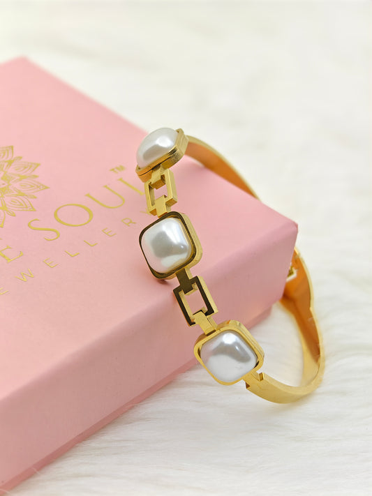 18K Gold Plated Anti-Tarnish Pearl Bangle for Women – Elegant Statement Bracelet with Modern Link Design RGB488