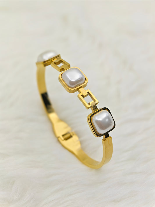 18K Gold Plated Anti-Tarnish Pearl Bangle for Women – Elegant Statement Bracelet with Modern Link Design RGB488