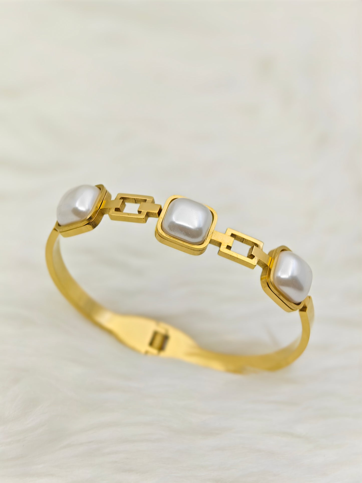 18K Gold Plated Anti-Tarnish Pearl Bangle for Women – Elegant Statement Bracelet with Modern Link Design RGB488