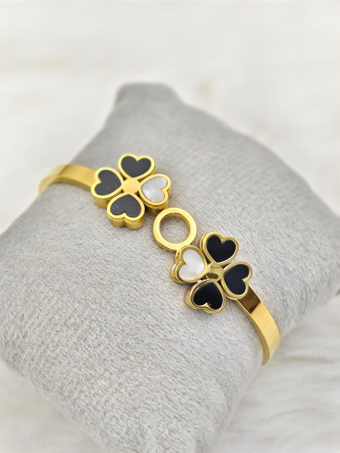 18K Gold Plated Anti-Tarnish Double Clover Bangle for Women β Elegant Black & White Enamel Heart Charm Bracelet RGB492