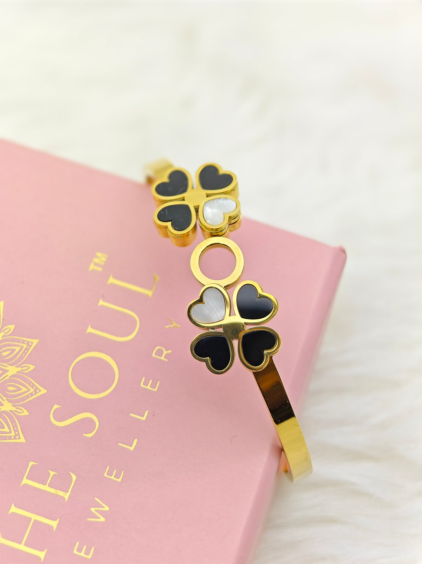 18K Gold Plated Anti-Tarnish Double Clover Bangle for Women β Elegant Black & White Enamel Heart Charm Bracelet RGB492