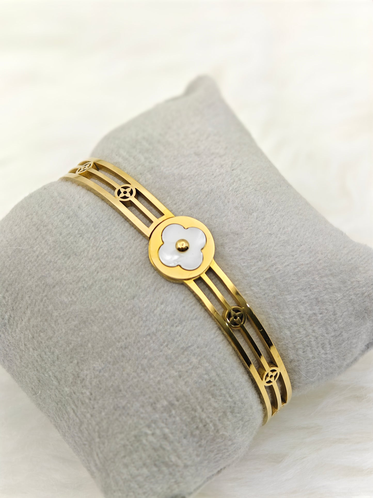 18K Gold Plated Anti-Tarnish Snow Flora Bracelet – Elegant Designer Floral Cut Bangle for Women RGB513