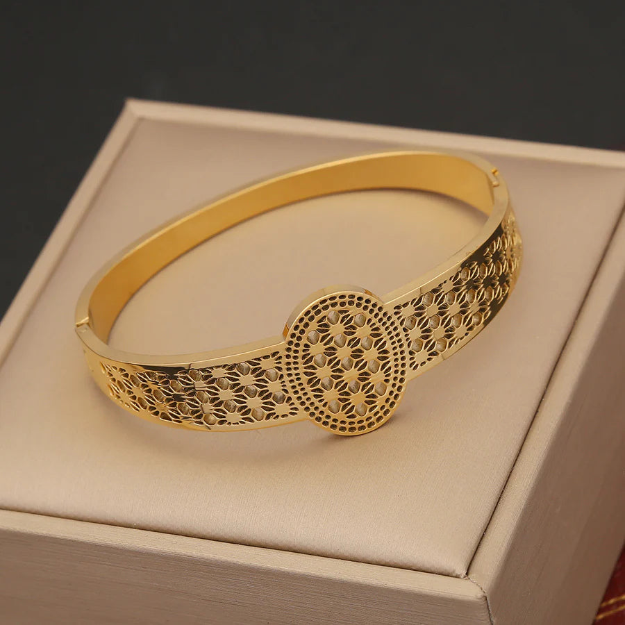 Vintage-Inspired 18K Gold Plated Filigree Bangle β Retro Elegant Anti-Tarnish Bracelet RGB412