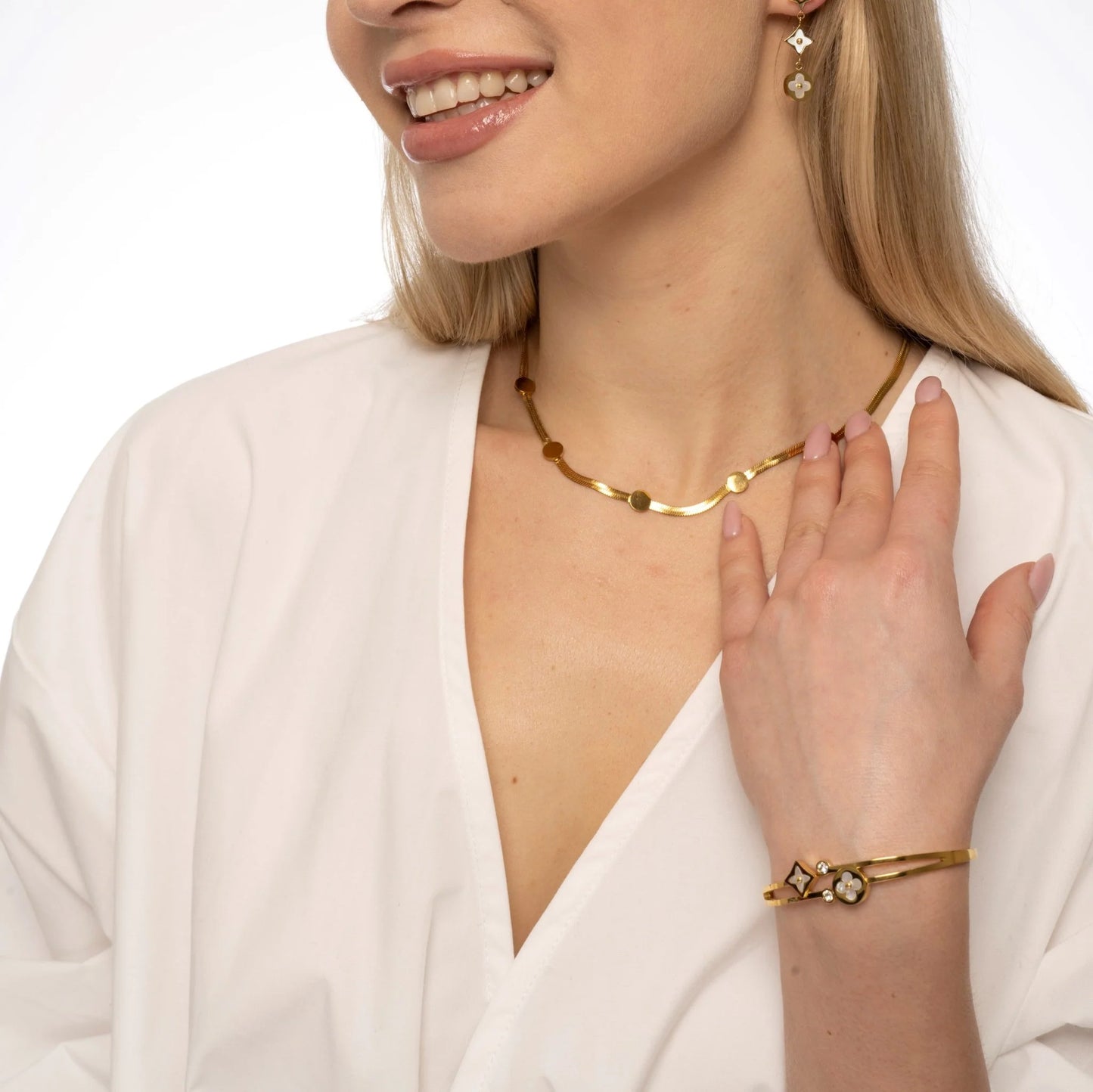 Luxury 18K Gold Plated Anti-Tarnish White Floral Shell Bangle – Elegant Dual Design for Women RGB479