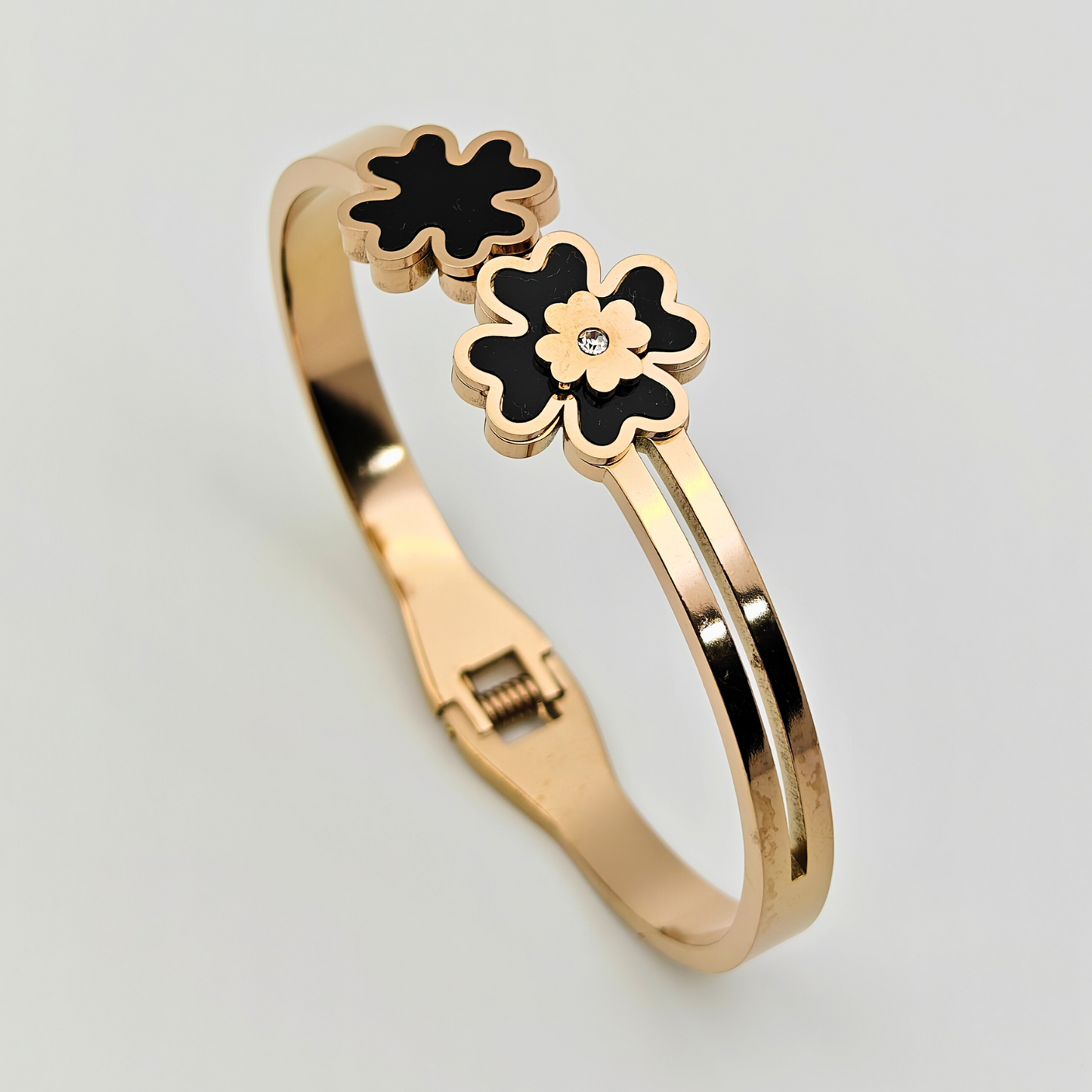 Elegant 18K Rose Gold-Plated Anti-Tarnish Bangle with Dual Clover and Floral Motif RGB233