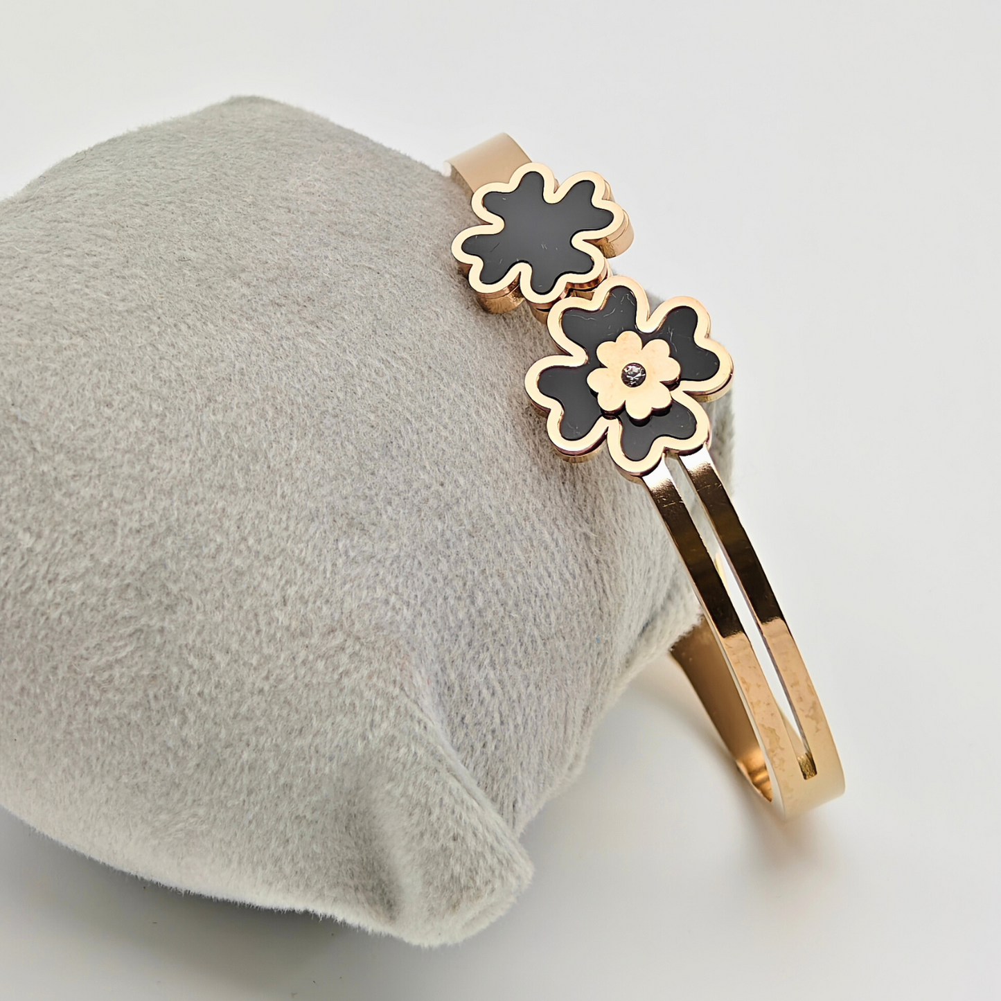 Elegant 18K Rose Gold-Plated Anti-Tarnish Bangle with Dual Clover and Floral Motif RGB233