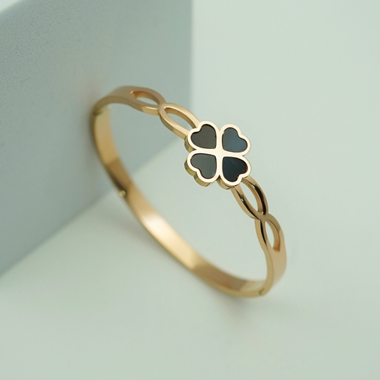 Elegant 18K Rose Gold Plated Anti-Tarnish Clover Bangle – Chic Black Enamel Accents RGB467