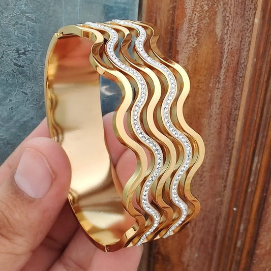 Luxury 18K Gold-Plated Wave Design Bangle Bracelet – Elegant Anti-Tarnish Stainless Steel with Sparkling Crystal Accents RGB521