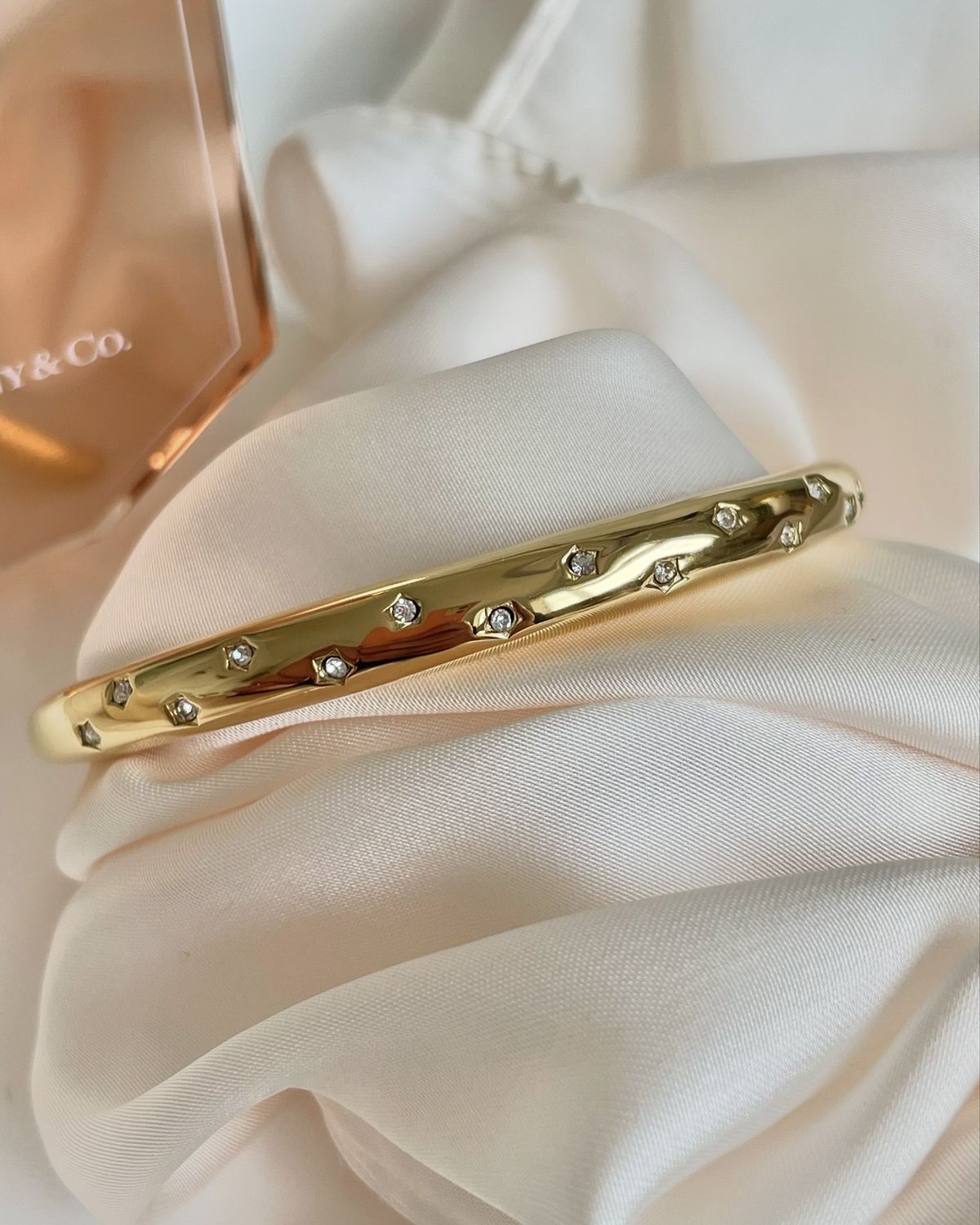 Minimalist 18K Gold Plated Star-Studded Bangle Bracelet – Elegant Crystal Accent Design RGB411