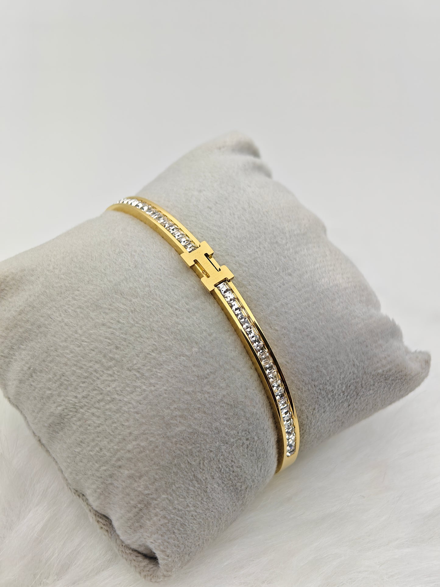 Sleek 18K Gold Plated Anti-Tarnish Bangle with Crystal Accents for Everyday Elegance RGB241