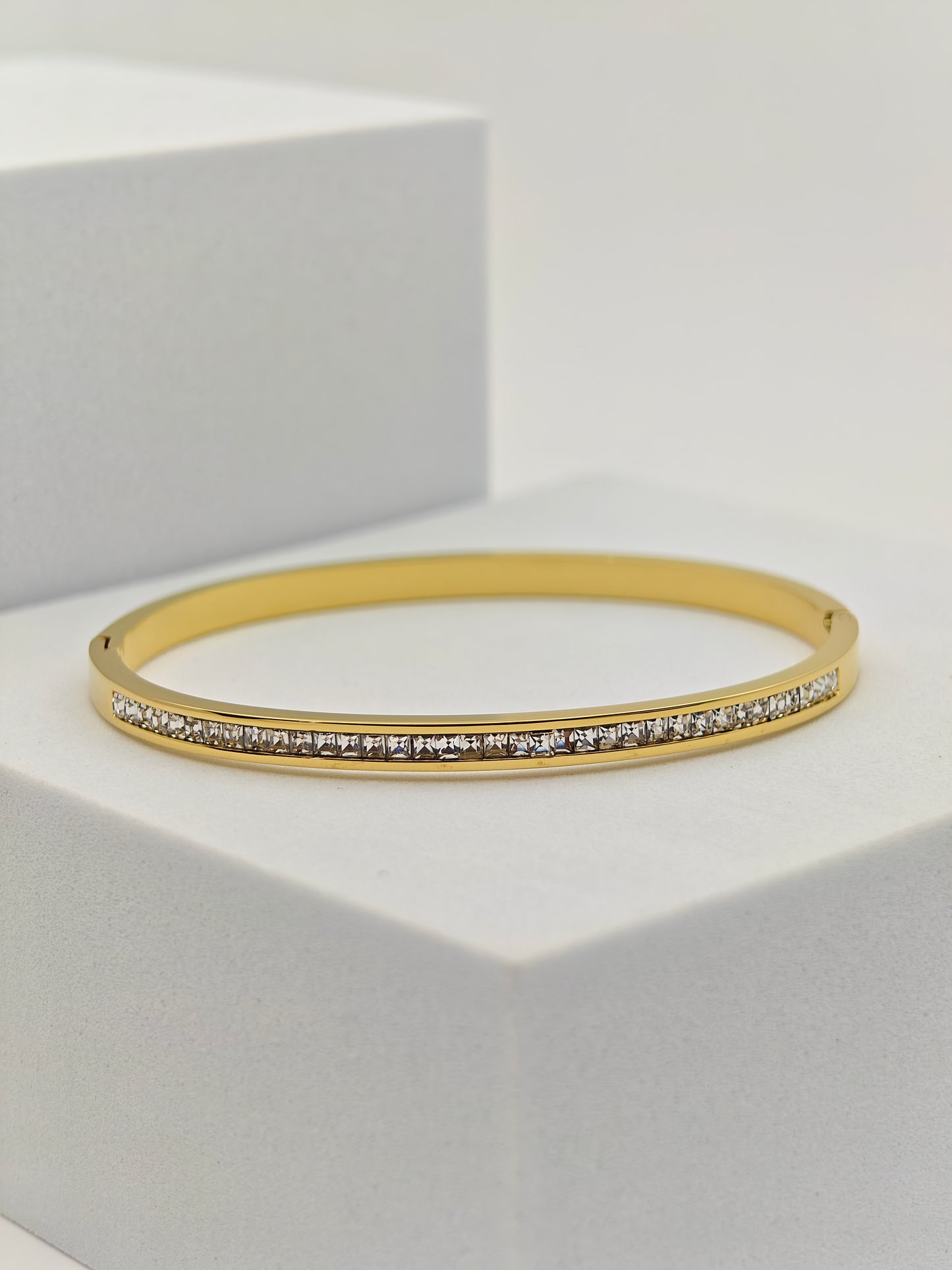 Classic 18K Gold Plated Anti-Tarnish Bangle with Elegant Crystal Inlay for Everyday Wear RGB244