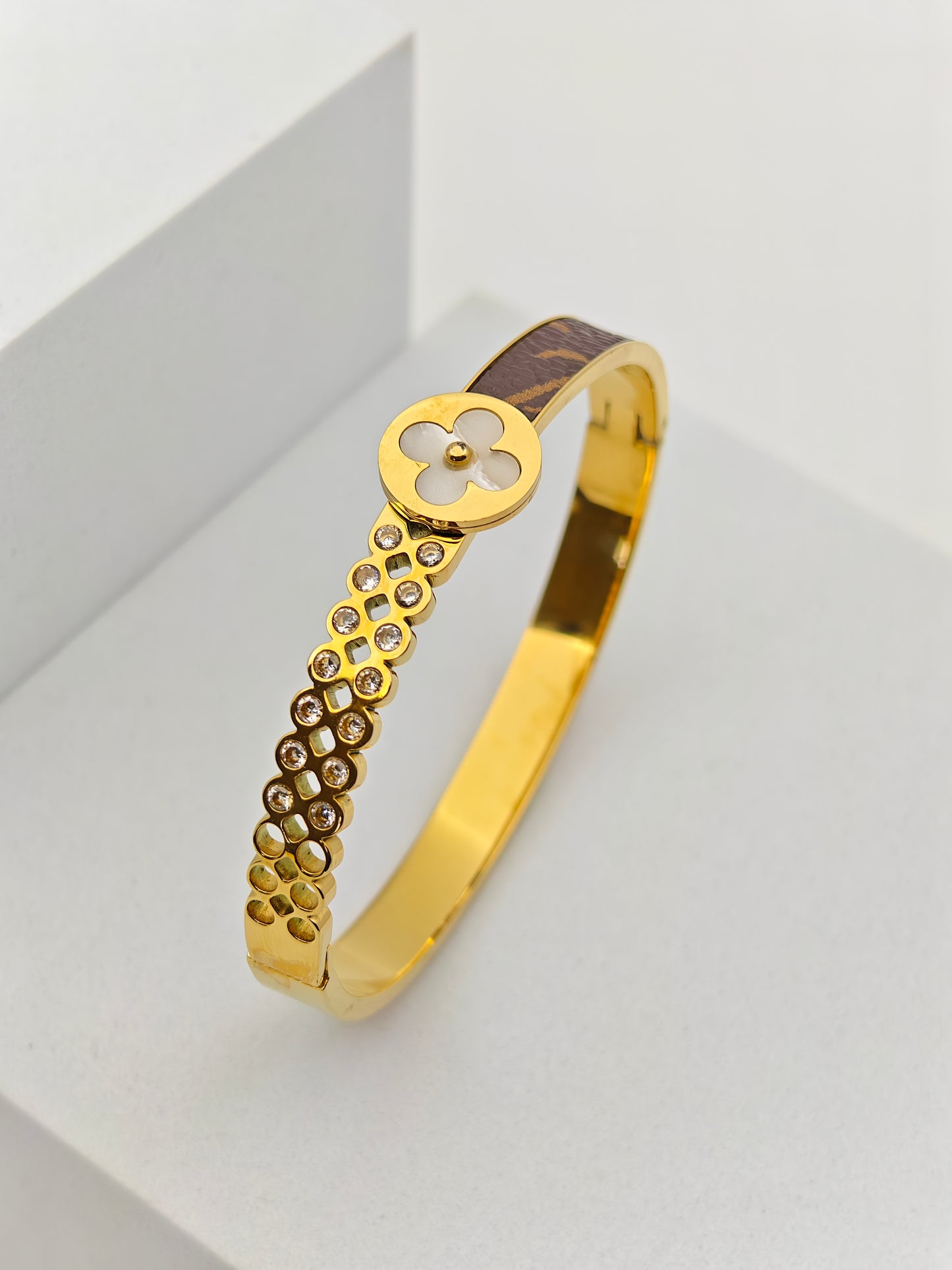 Stylish 18K Gold Plated Anti-Tarnish Bangle with Floral and Leather Accents for Everyday Elegance RGB249