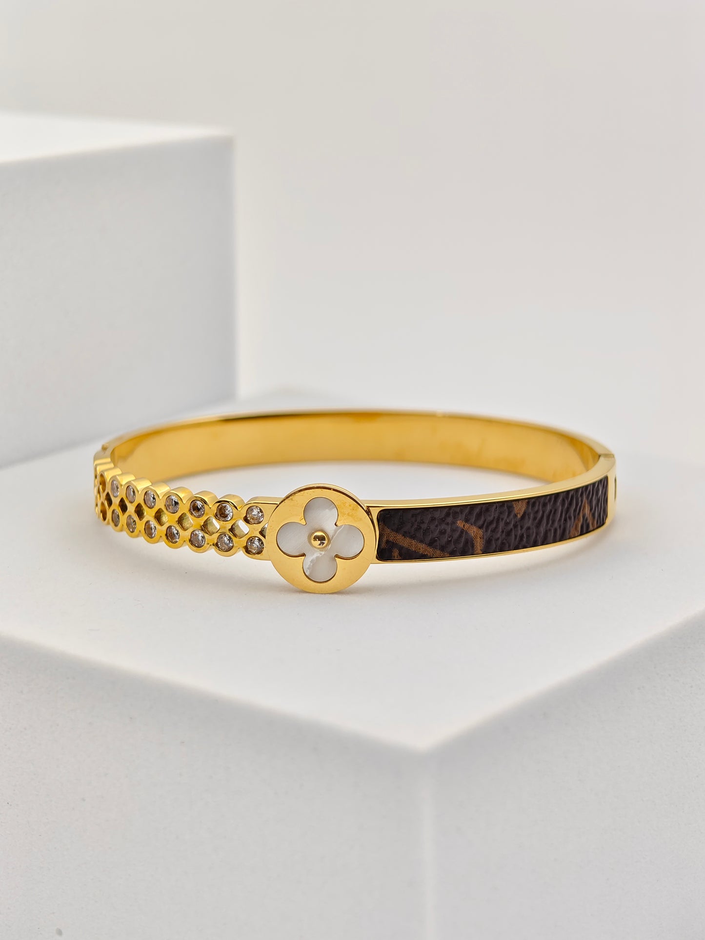 Stylish 18K Gold Plated Anti-Tarnish Bangle with Floral and Leather Accents for Everyday Elegance RGB249