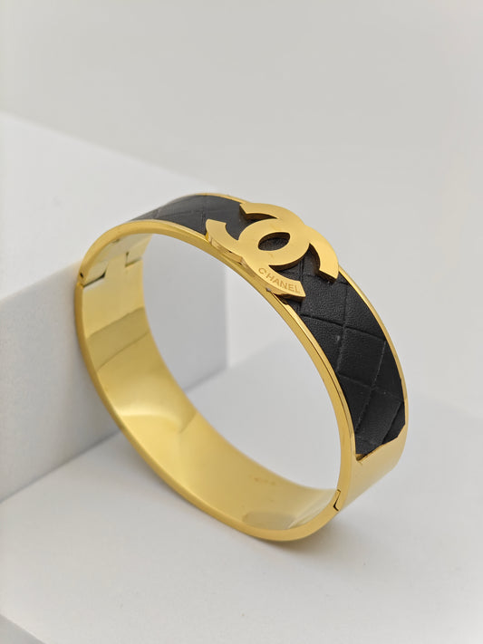 Luxury 18K Gold Plated Channel Logo Engraved Bangle with Black Leather Inlay – Anti-TarnishBracelet for Elegant Style RGB263