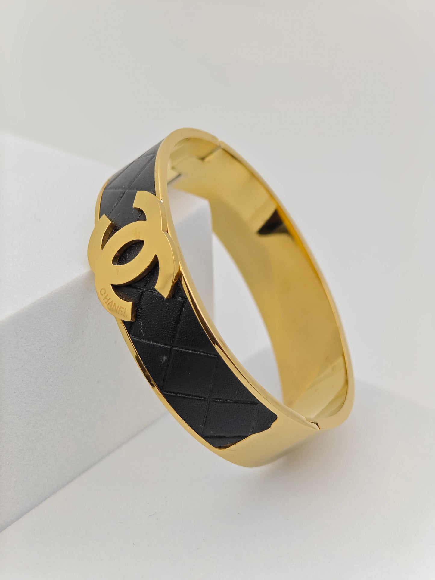 Luxury 18K Gold Plated Channel Logo Engraved Bangle with Black Leather Inlay – Anti-TarnishBracelet for Elegant Style RGB263