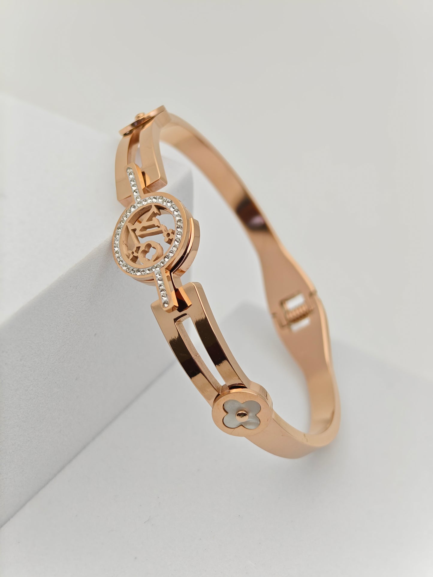 Luxury 18K Rose Gold Plated Anti-Tarnish Bangle with Floral Design – Elegant Crystal Accents RGB265