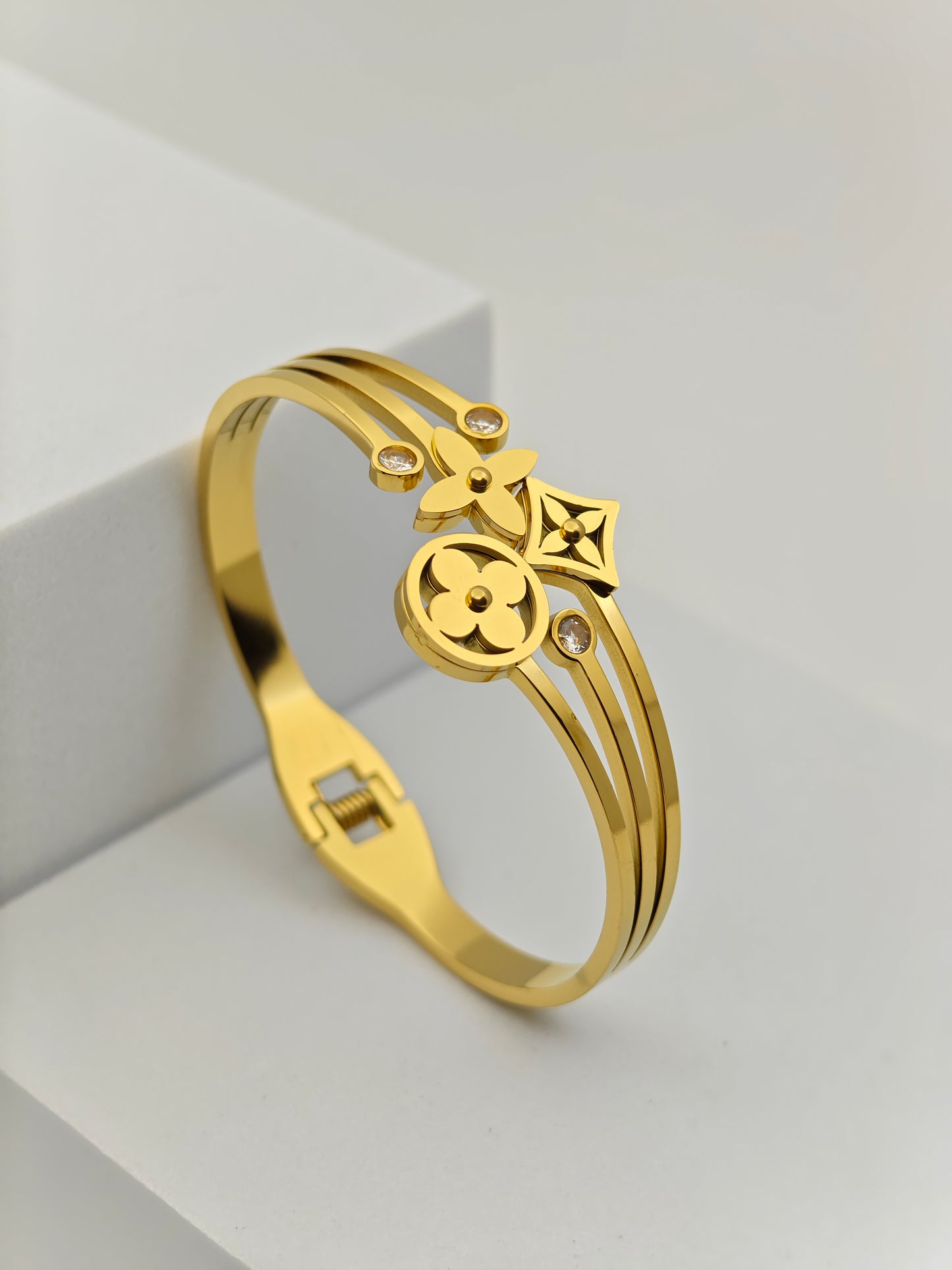 Luxury 18K Gold Plated Anti-Tarnish Bangle with Floral Motif – Elegant Crystal Accents RGB266